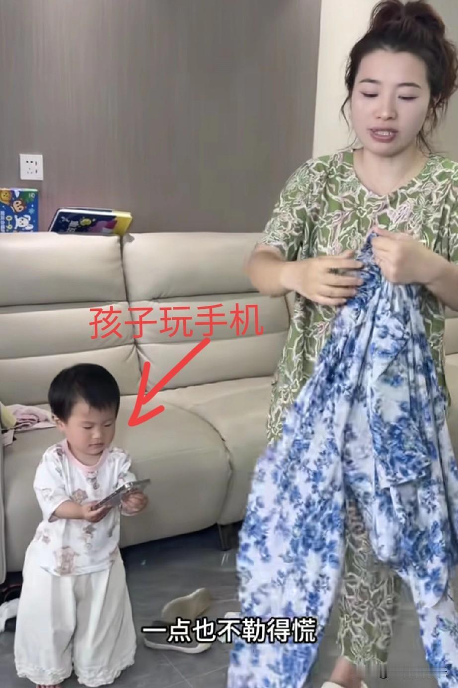 为了让孩子配合拍摄，就给孩子手机玩，网红小韩两口子光顾着挣钱了。说不好听