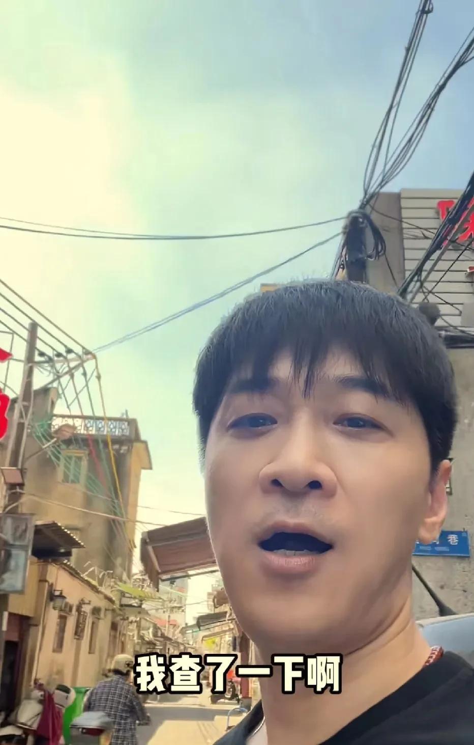 王宁曾是开心麻花能挑大梁的人物，和艾伦的组合多次登上春晚，红遍大江南北。他从小热