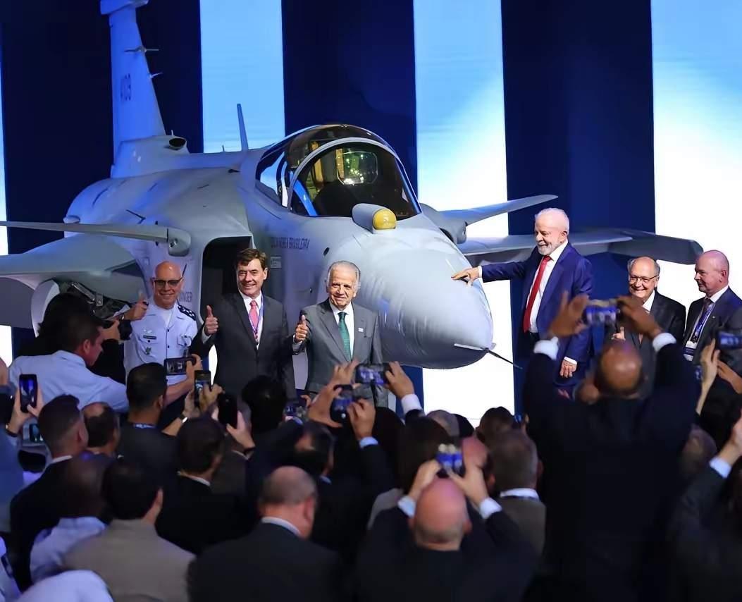 巴西本地生产的F-39E“鹰狮”战斗机