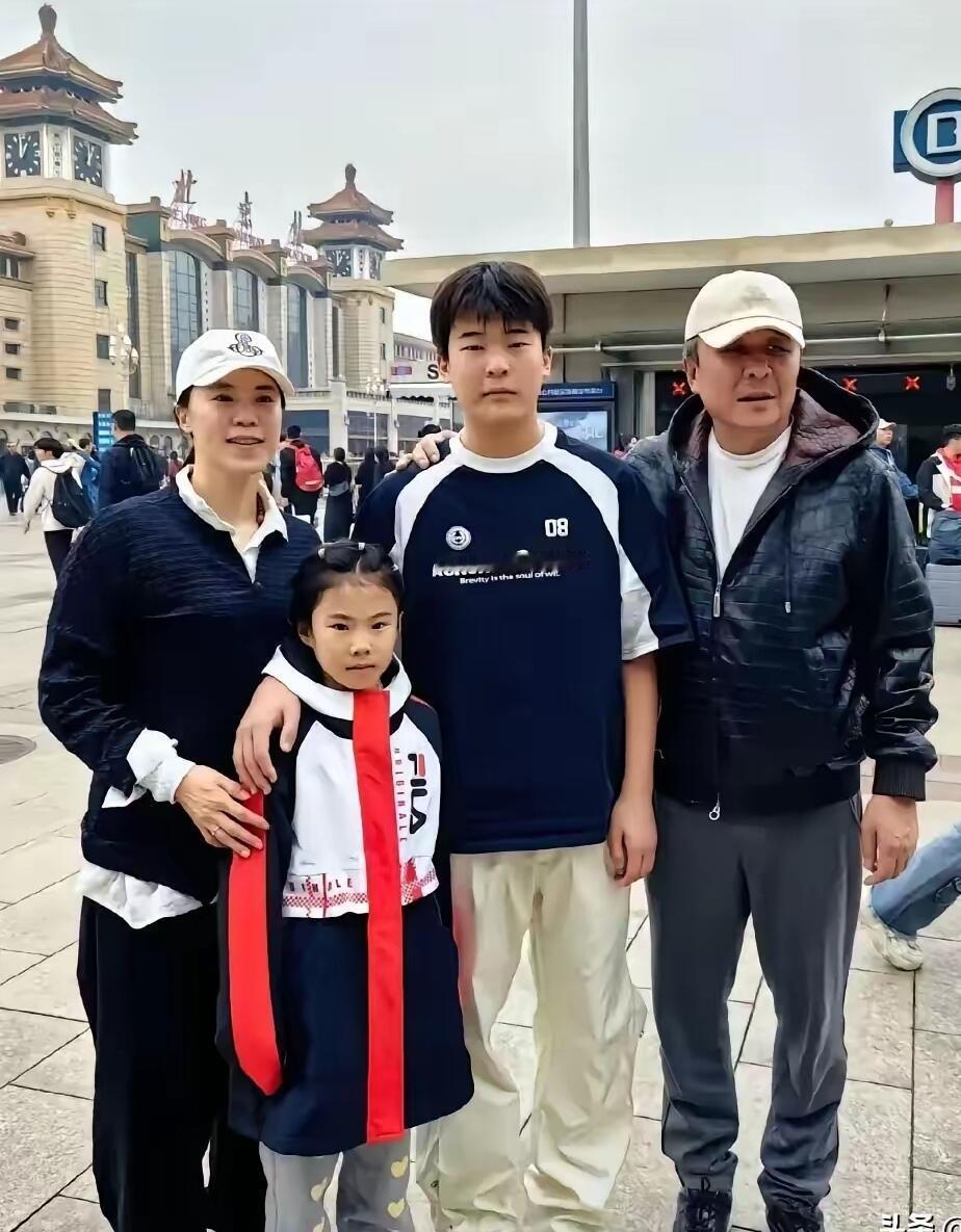 王楠没想到的事，没打乒乓球的儿子给她长脸了提起王楠的一双儿女，大多数人的目光，