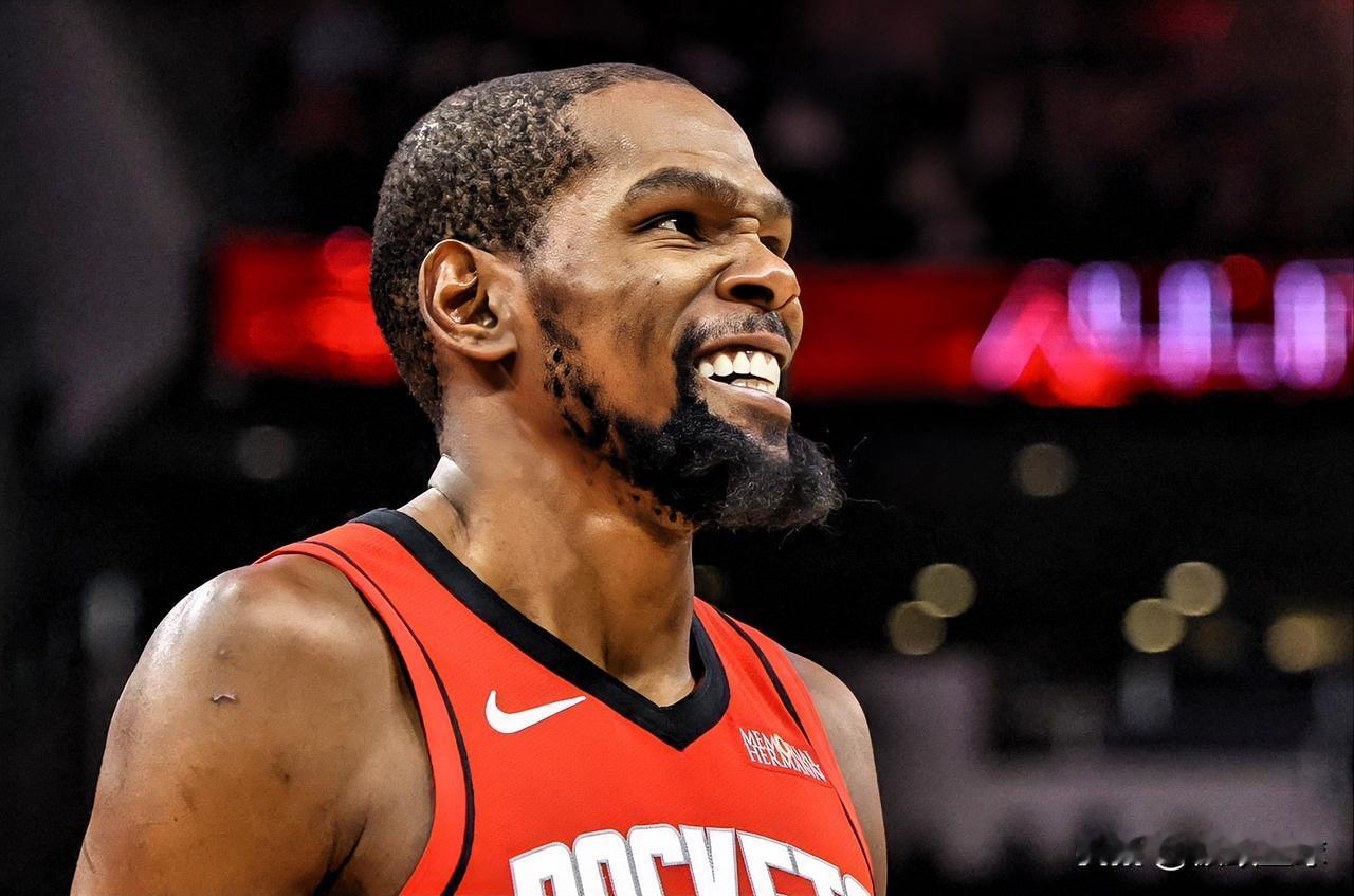 火箭老将真是太欺负年轻人了！在今日火箭对阵奇才的第一节比赛中，杜兰特持球单打，中