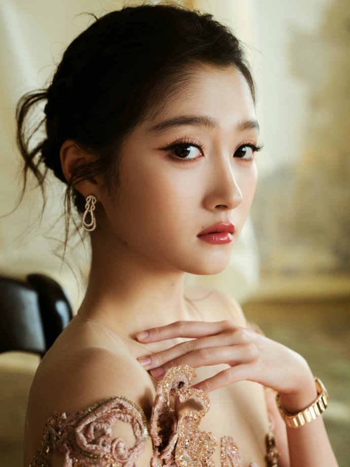 关晓彤视界大会侧拍花絮关晓彤弹钢琴的优雅公主关晓彤视界大会侧拍花絮，关晓