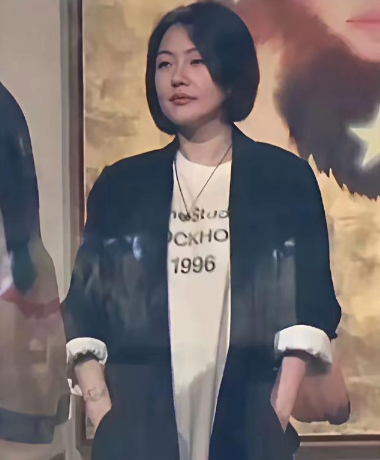 难道只有我察觉到了吗？小S在给女儿举办画展时，身着一件黑色西服，这衣服看上去竟与