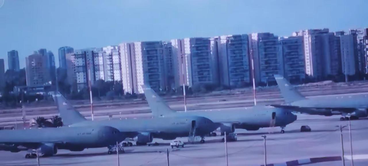 这张照片里的是美国空军的KC-135“同温层加油机”，拍摄地点是以色列特拉维夫的