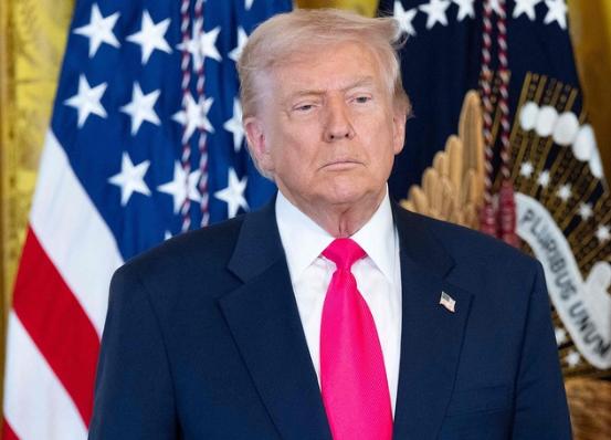 特朗普比谁都清楚，总统任期只有短短的四年，靠实业回流救美国根本来不及，所以他选了