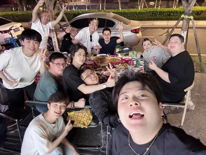 德云社七队成都聚餐，赵芸一真会挑位置，不仅显头小还显瘦！德云社党霄咏凌晨发布了一