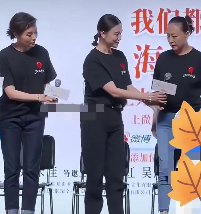 她们三个都是好演员，上台接受采访，宋佳把话筒让给老大姐吴玉华，吴越也忙着递手里的