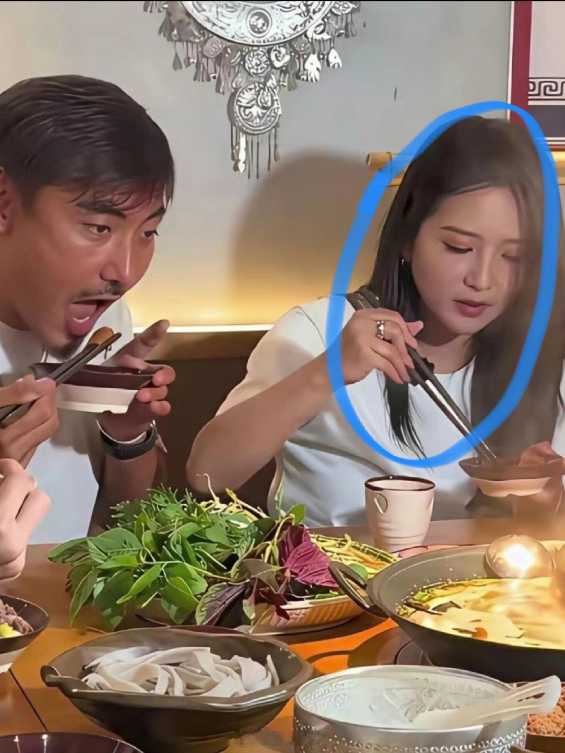 偶遇何洁夫妻吃火锅