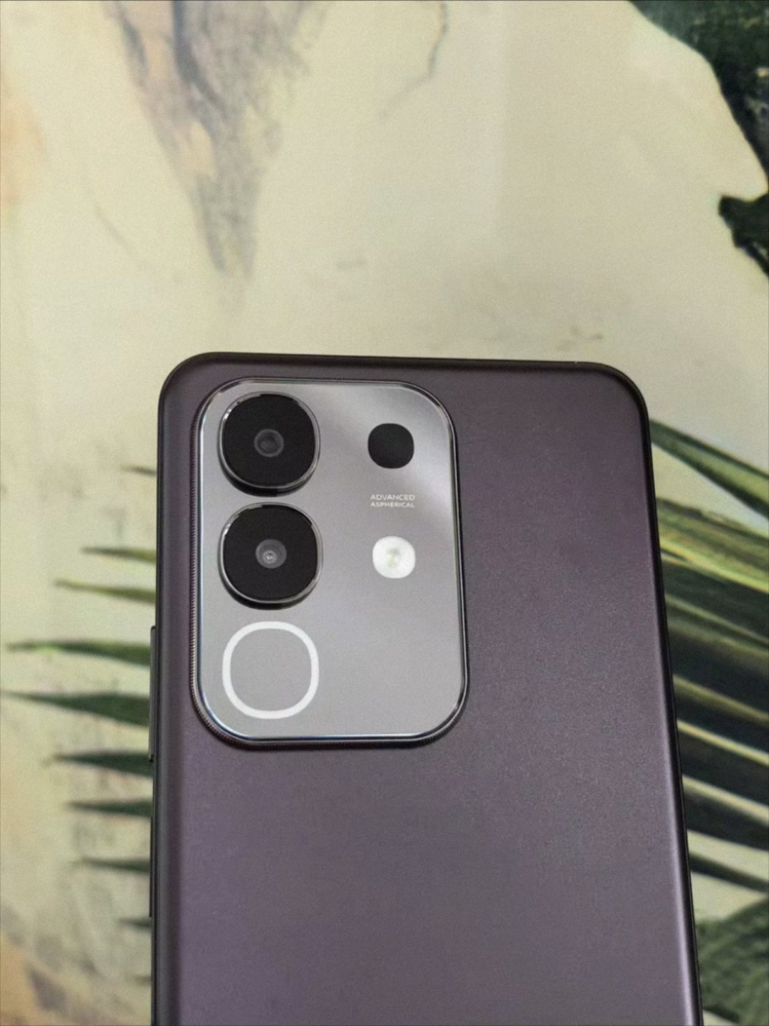 即使放现在，喜欢LCD屏的也大有人在。像我手里这个vivo Y300t，就是个典
