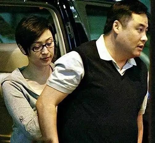 2008年，42岁的陈法蓉把富商男友朱明带回家见父母，朱明拍着胸脯：“我身家10