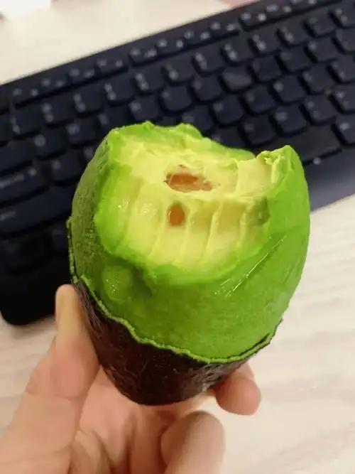 差点就吃吐了！最近去超市逛的时候发现水果区域的牛油果在打特价，9.9一个。抱着