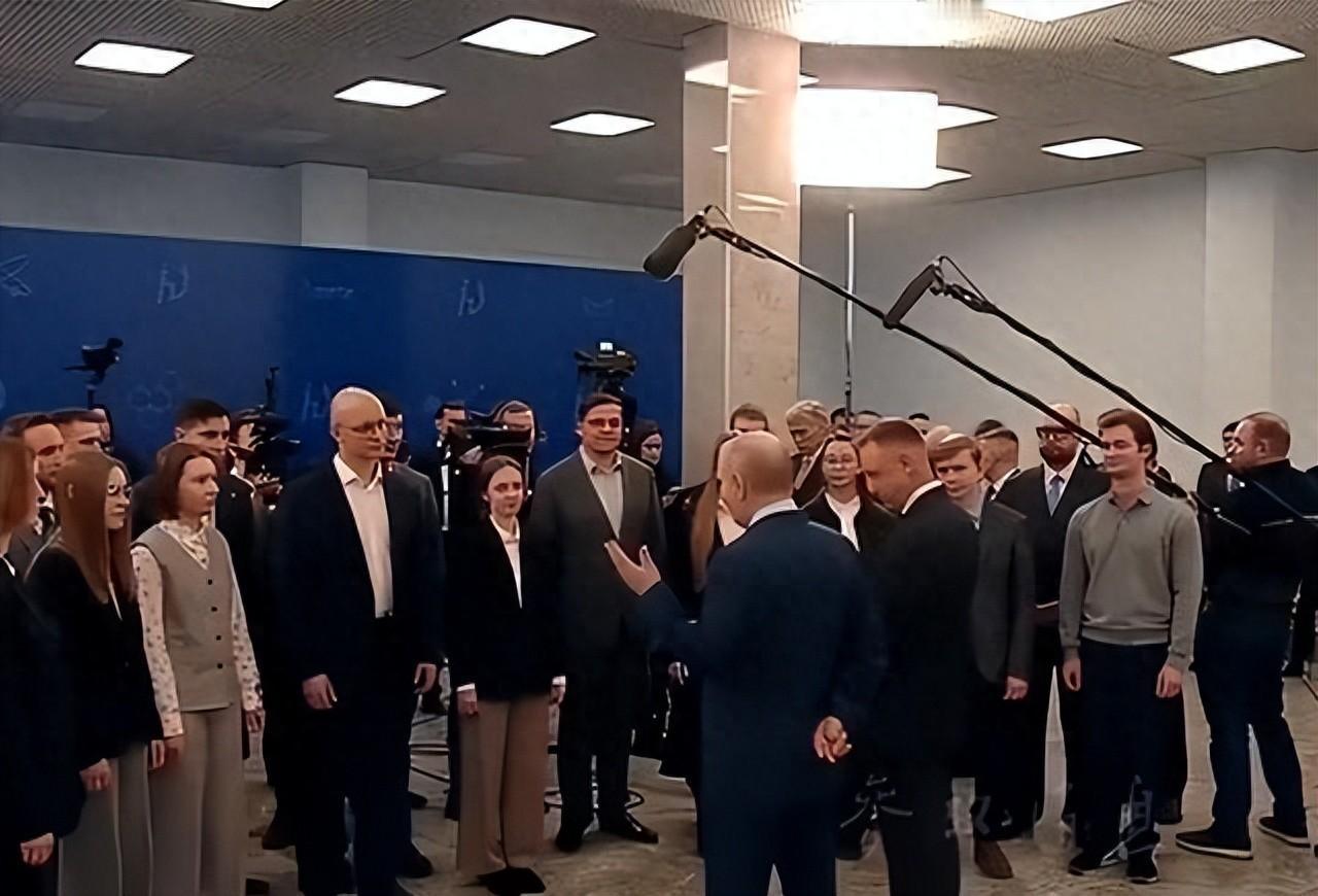 真是活久见！特朗普这回算盘打得震天响，一分钱不花就把格陵兰岛变成了美军的后花园。