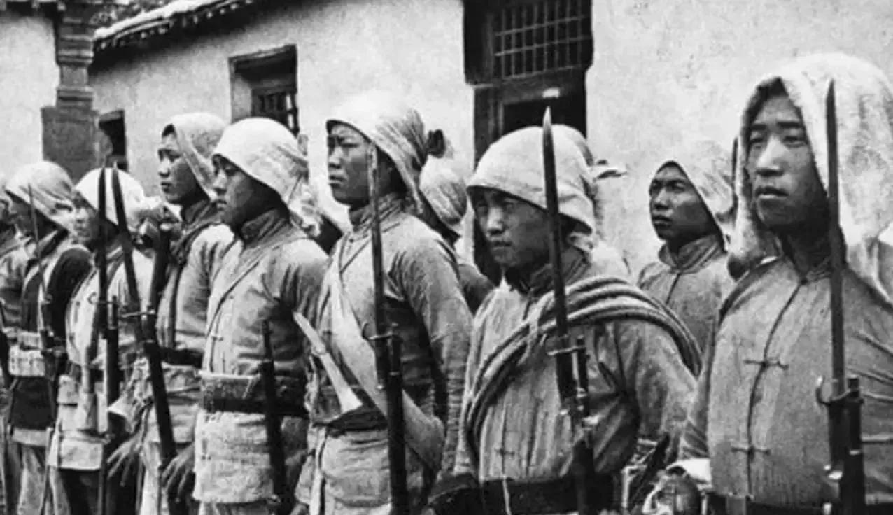 1941年，300多名八路军被包围，这时，西南方向却杀出一支神秘部队，谁知八路军