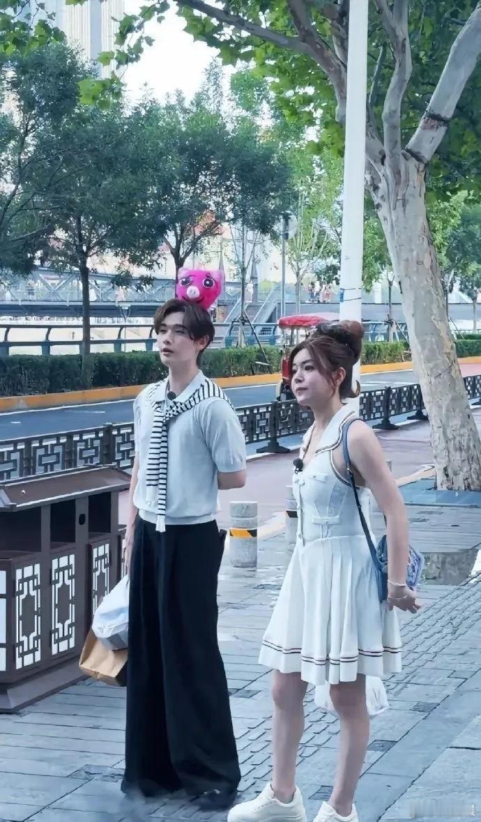年过四十的陈妍希，穿搭依旧满是少女感，清新灵动，完美驾驭减龄造型，丝毫不会觉得突