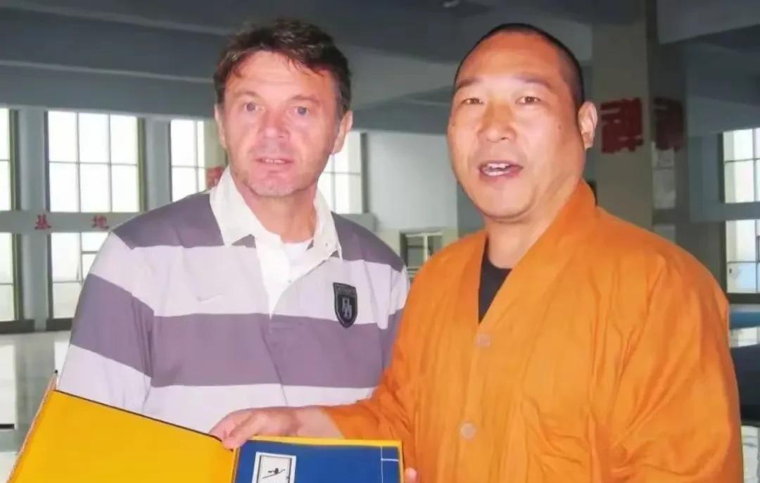 十年前举报释永信的释延鲁现状释延鲁的现状，挺让人感慨的。他现在统领着，两万人的