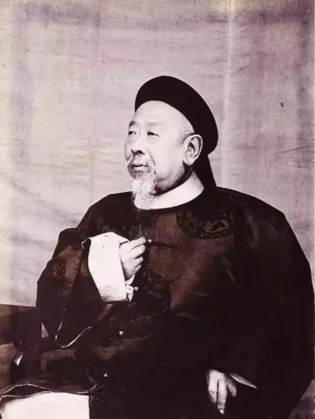 前两江总督张人骏，也就是张爱玲的二大爷，在辛亥革命后跑到青岛居住。三岁的张爱