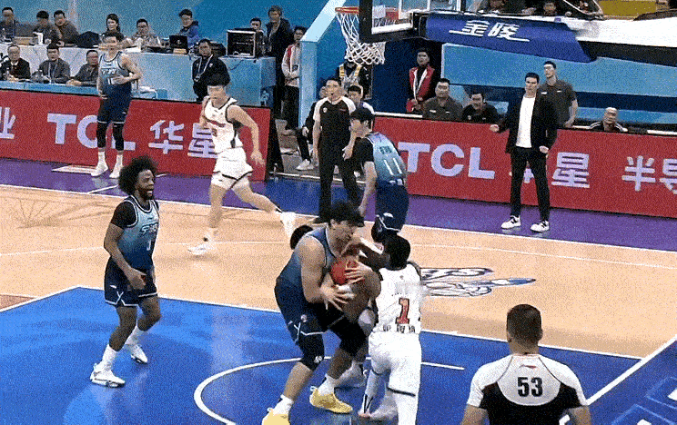 裁判昨晚虽然把广东男篮与宁波男篮队的比赛吹的支离破碎，但是，还是让球迷看到了进步