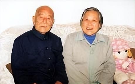 1971年，陕西一贫农贪图便宜，娶了小他10岁，不要彩礼，离过婚且坐过牢的女大学