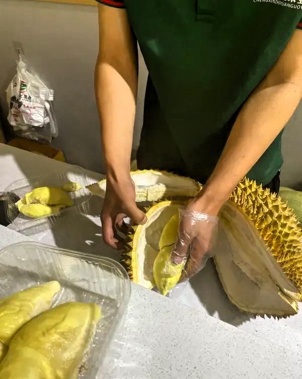 山东一女子买榴莲，店员帮忙剥壳，女子回家后觉得不对劲，第二天又去买，这次全程盯着