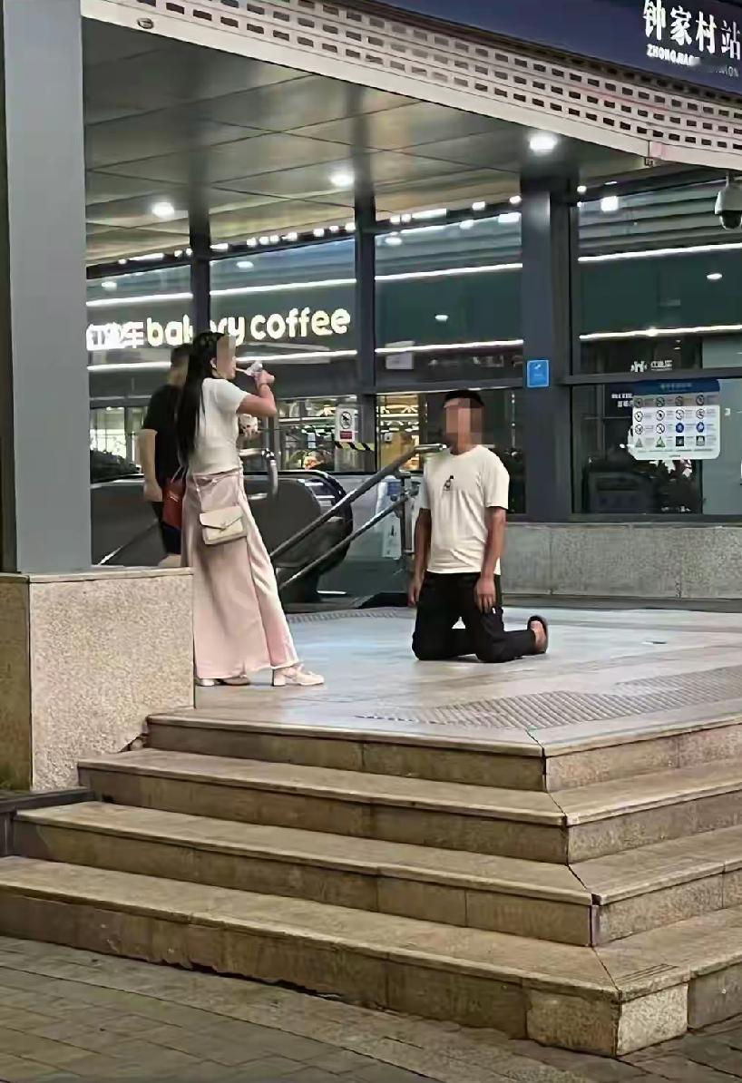 武汉钟家村地铁站，真想采访一下他，怎么想的[捂脸哭]