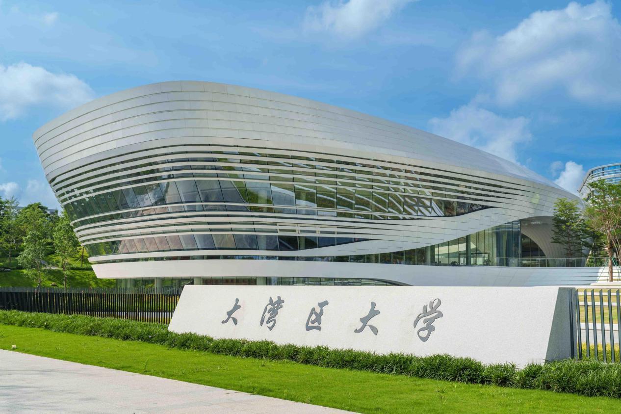 大湾区大学首届新生有福了，不仅可以拿到7920元补助，还每人都拿到了一台笔记本电
