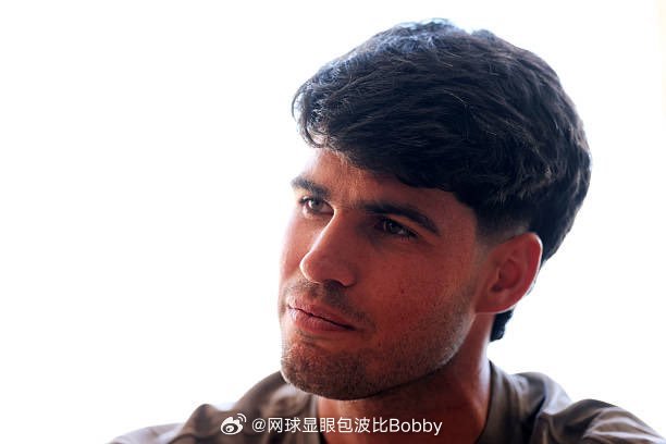 卡洛斯·阿尔卡拉斯被问及比赛场地内无处不在的摄像头和持续拍摄时表示：“我们在比赛