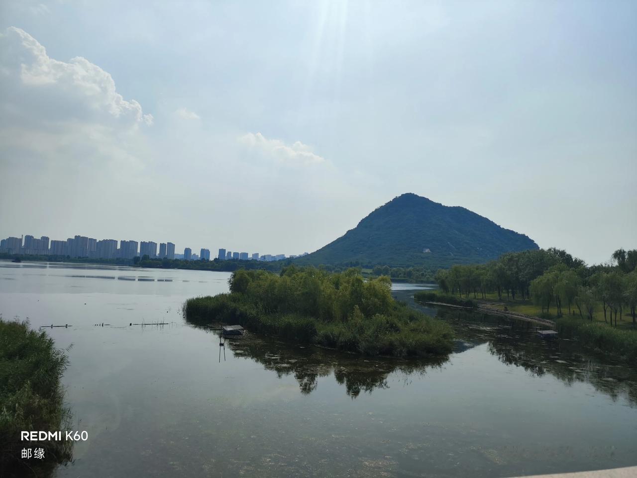 济南华山湖中的华山，那可真是一方独特的存在。华山海拔虽不算高，也就197米，