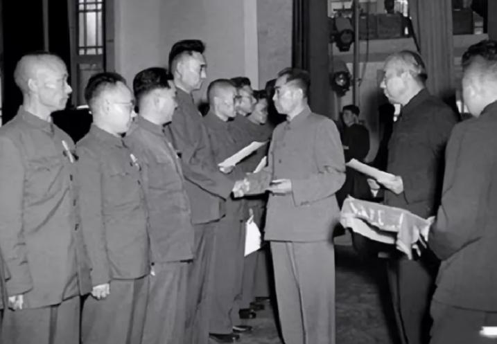 1955年授衔结束后，正准备离开的周总理突然发现台下还站着一个人，便问他怎么回事