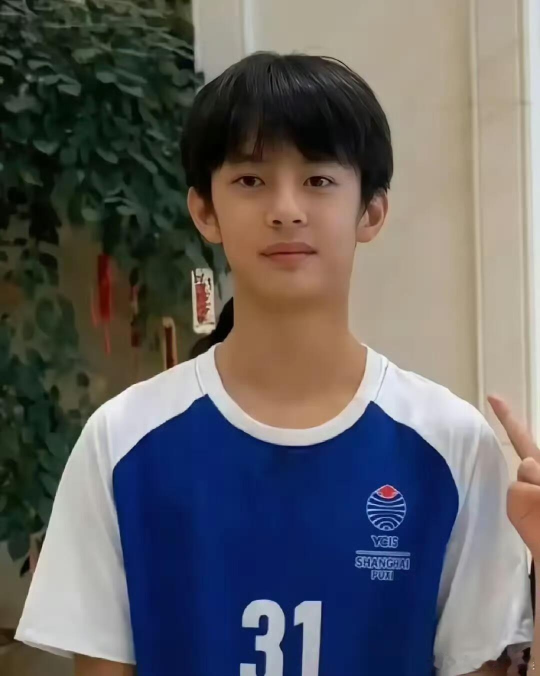 孙俪和邓超的儿子等等太帅了，而且明显比超哥稳重，真怕他老爹在NBA赛场兴奋的跳起