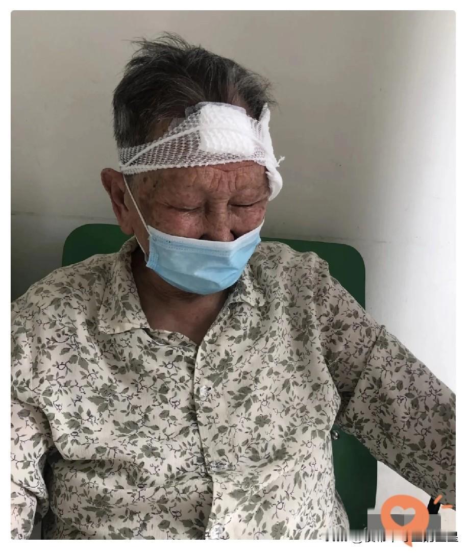 邻居老人摔倒后求救，男子不但不扶还关门躲开，男子说了一句话，直接把全楼人气炸