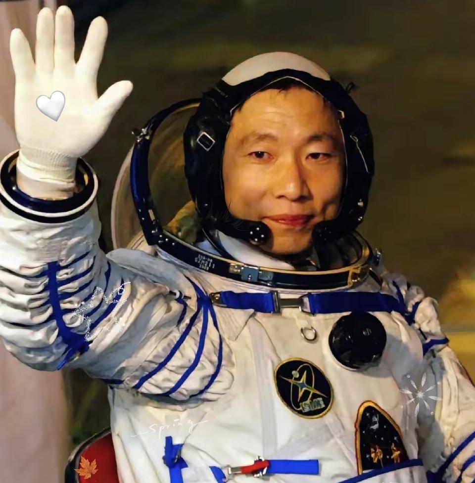 再看神舟二十号平稳着陆的欢呼，突然就懂了：中国航天的每一步荣光，都始于杨利伟当年