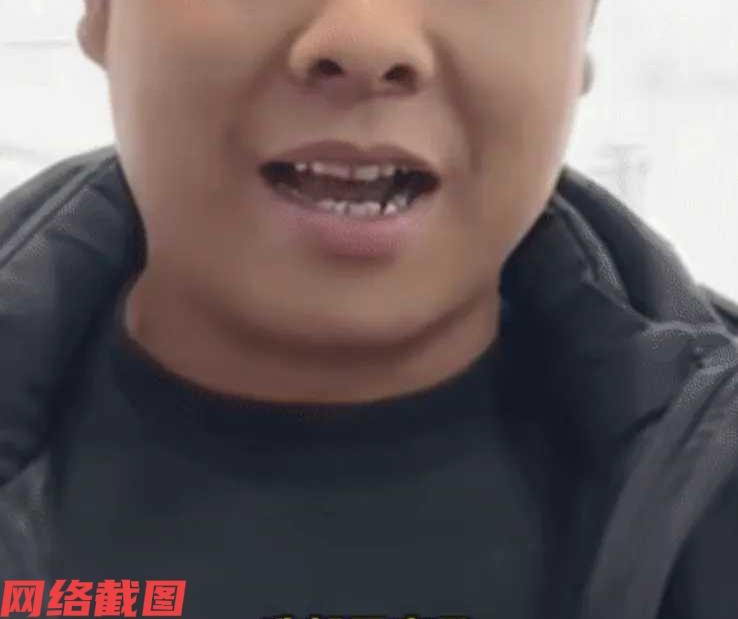 河北有男子有幸邀约去参加同学间的聚会。只是男子出门后很快就回来了，妻子看见还