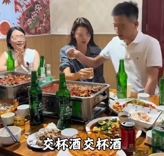 包厢门“砰”地被踹开时，林姐正和张强手臂交缠，玻璃杯沿刚碰到嘴唇。32岁的她