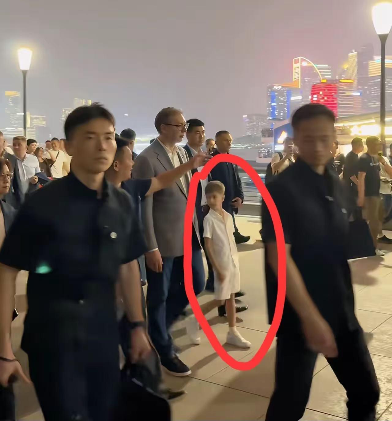 武契奇应该是没有上网冲浪的习惯，在他访华前，马斯克来访华，他的儿子穿戴都是用中国