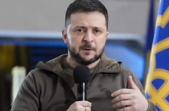 要说最近国际上让人看不懂的事儿,乌克兰总统泽连斯基干的这出绝对能排上号。这阵子他