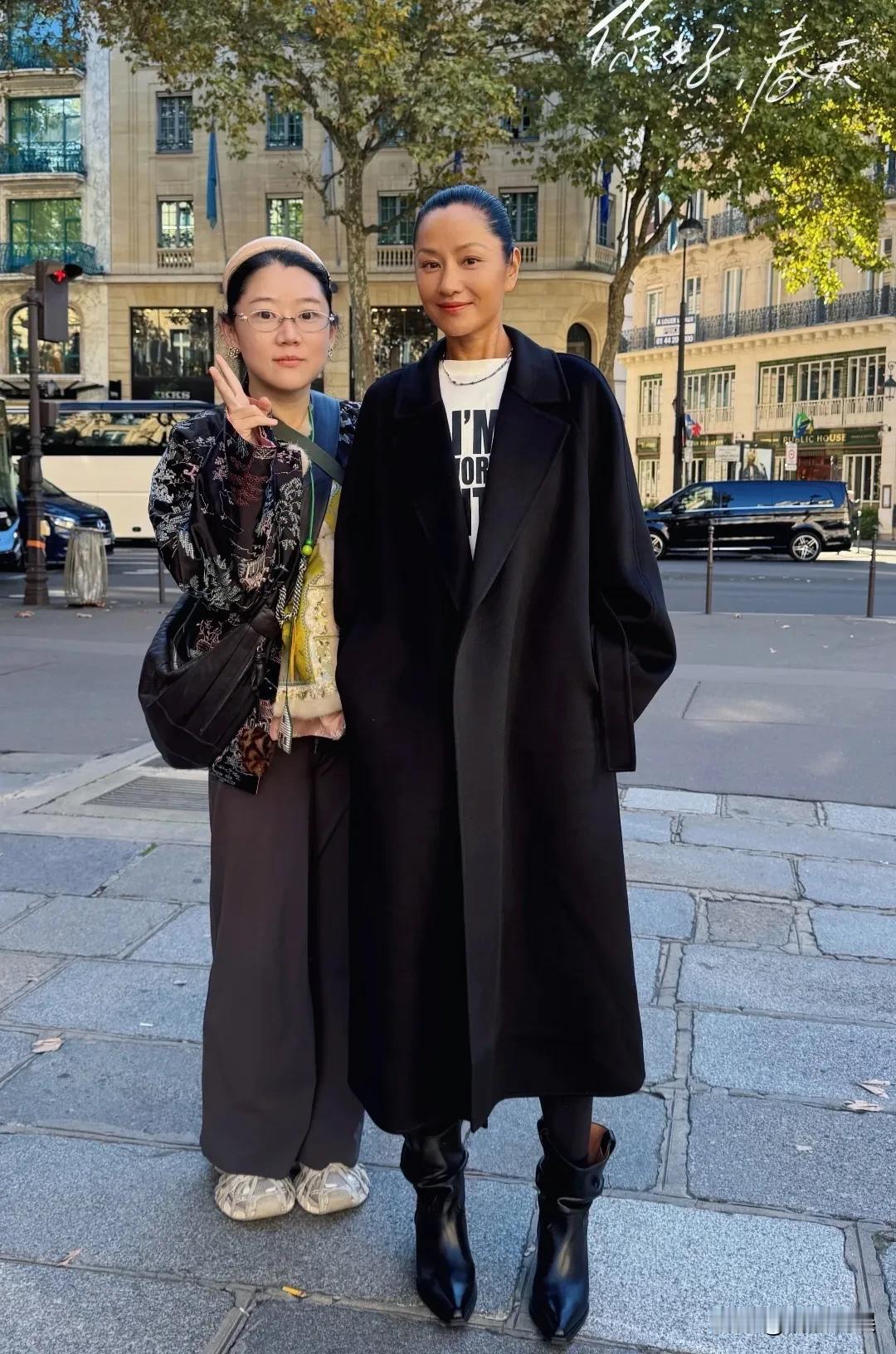 瞿颖现身巴黎街头，“西班牙”人的底子还是太好了！[呲牙笑]她穿着一件黑色的长大衣