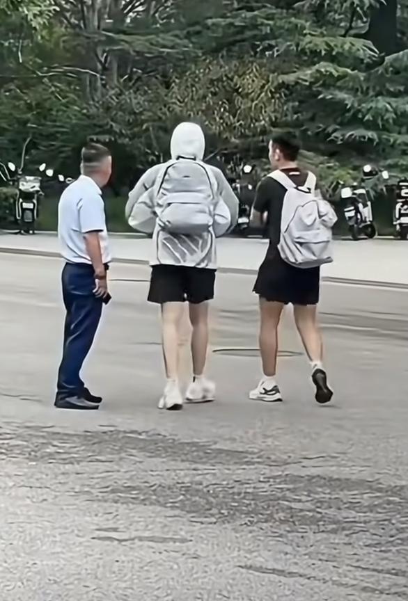 就说这如果不是身高放到这，我肯定以为是莎莎了！今日份上训的大头，短裤，防晒衣，