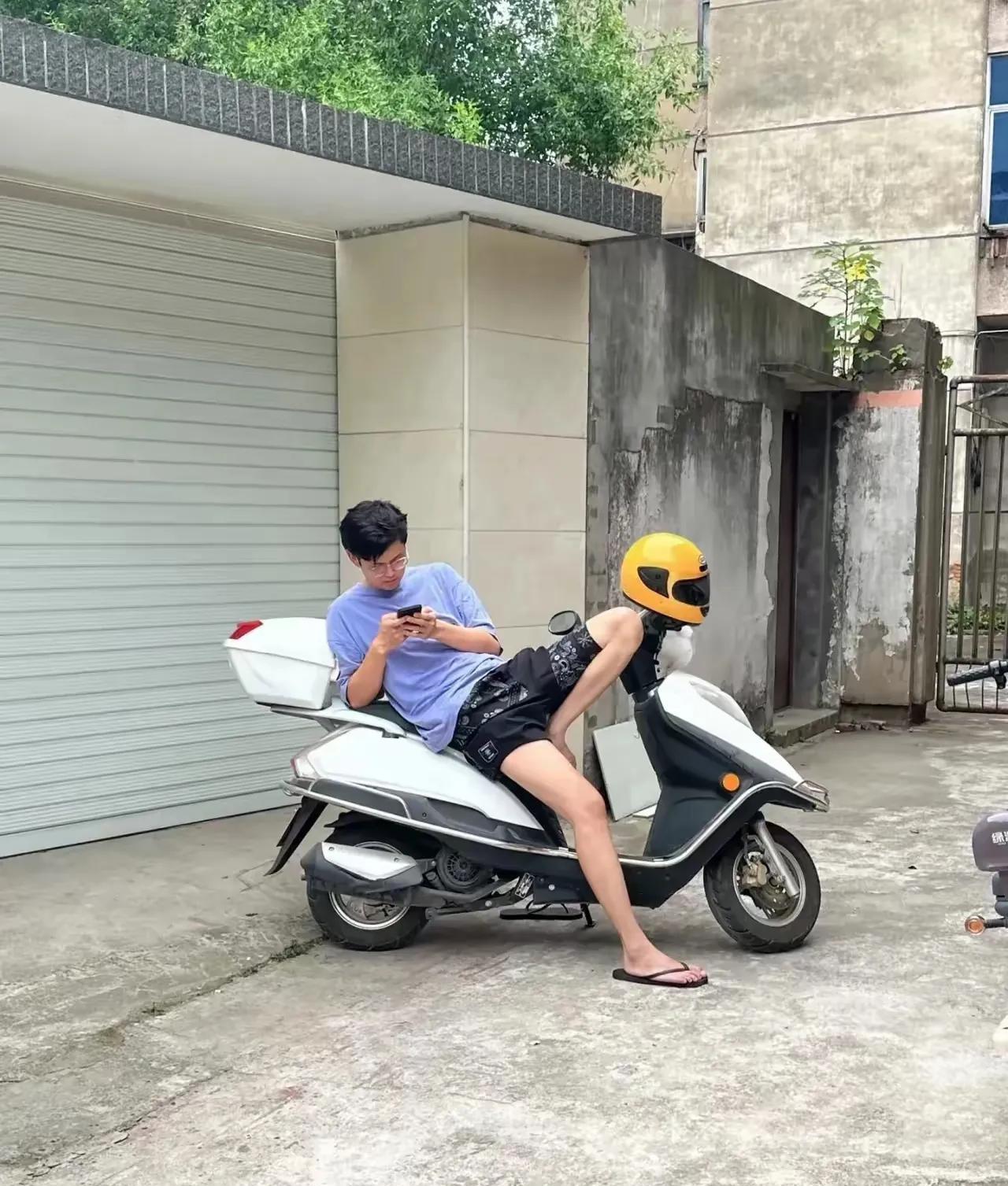 都说眼见为实，可是在生活中见到的不一定是想的那样，小伙骑在电动摩托车上玩着手机游