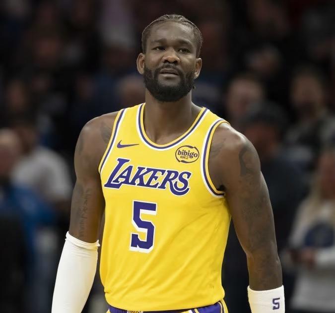 雷迪克透露，艾顿的膝盖核磁共振检查结果无结构性损伤，仅存在部分肿胀情况。雷迪克