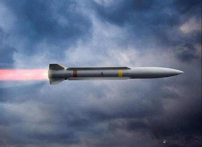 专家：中国PL-16“大概可以”对抗美国同类武器。该人士给出的理由是，PL-