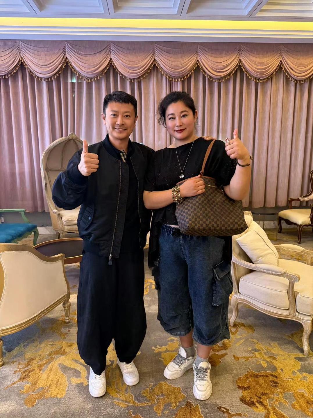 于娜的变化真的大到认不出了。10月2日，印小天晒出与于娜的聚会合照，称两人已