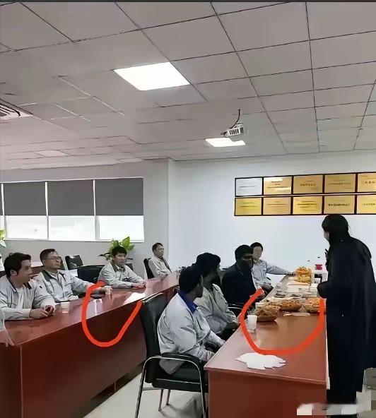 苏州，一家台资企业开会，印度员工桌面堆满吃的，中国员工桌面却空荡荡的，什么都没有
