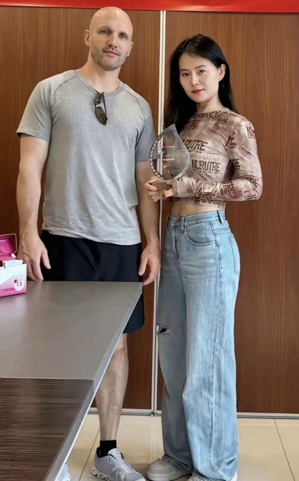 跨国婚姻大多不幸福，下图这个远嫁美国的女网红，天天发圈晒甜蜜，把美国生活吹得天