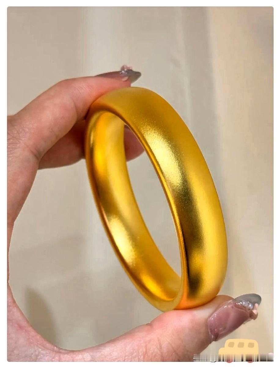 手里有金饰的人，不管多少，还是不要轻易的卖掉了，现在的金价又暴涨了，如果你随随便