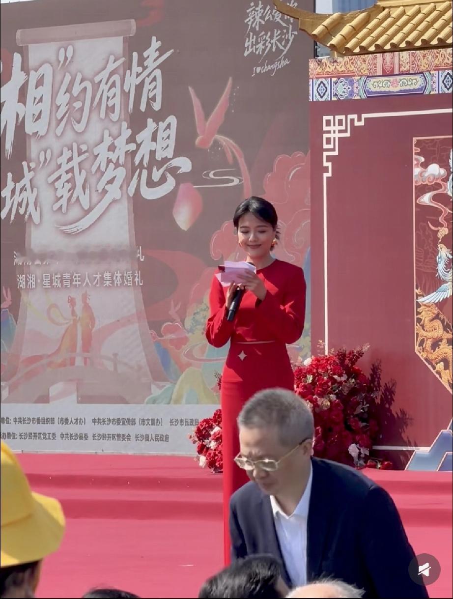4月30日，杨乐乐现身湖南主持，一身红裙很喜庆但要念稿子，看脸好苍老，皮肤变黑了