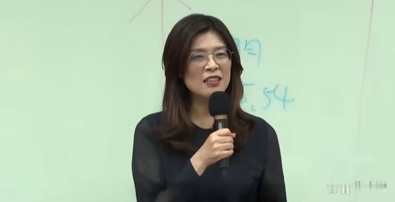 郑丽文想救国民党，却困在各路大佬博弈里一心拼国民党重返执政的郑丽文，坐上党主