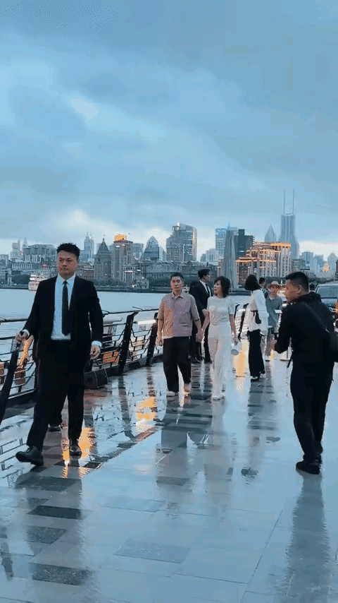 网友说梁朝伟像是刚高考出来的孩子，刘嘉玲像接他放学的妈妈听说过梁朝伟比较社恐