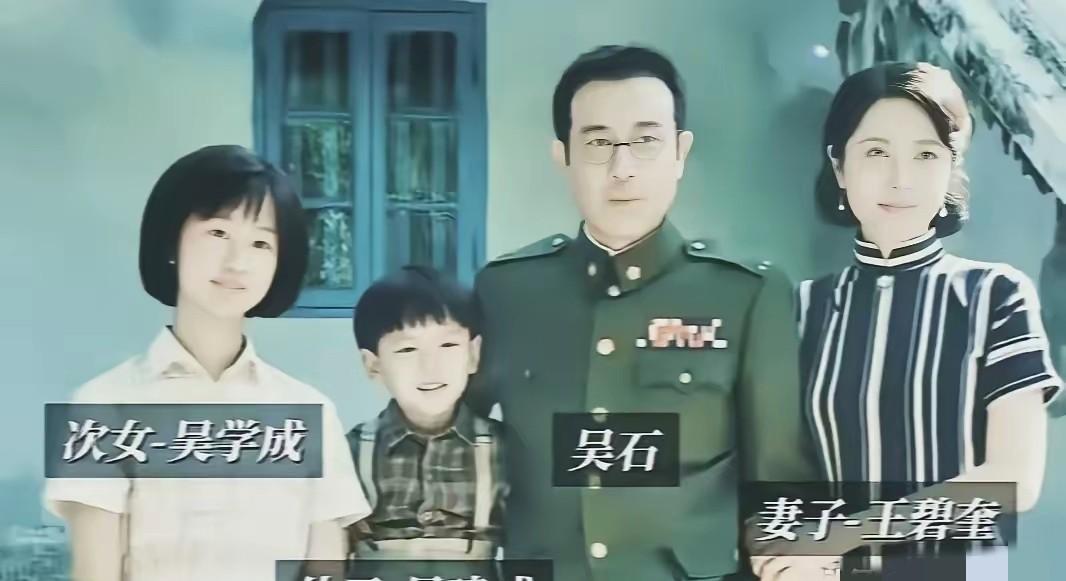 1950年台北刑场枪响当天，吴家姐姐带着弟弟被赶出家门。十五岁的姑娘攥着粮本去领