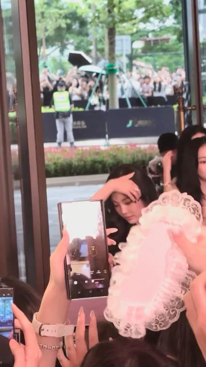 这个女人撩头发好美😻宁艺卓​​​