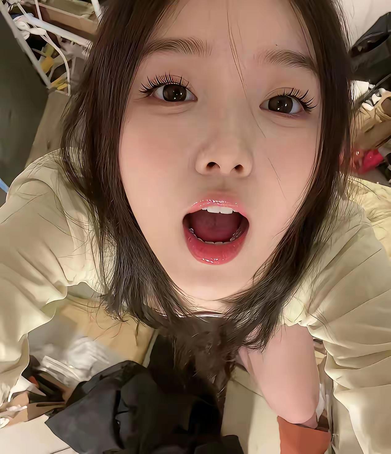 这个女孩子可以用哪八个字来形容？